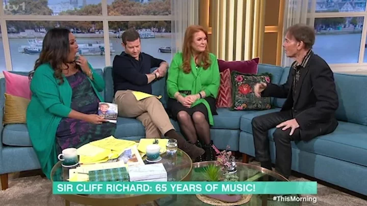 19 of the funniest takedowns of Cliff Richard fat shaming Elvis