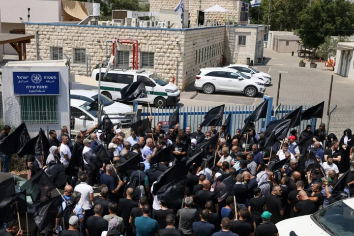 Arab Israelis bury official as crime wave toll nears 160
