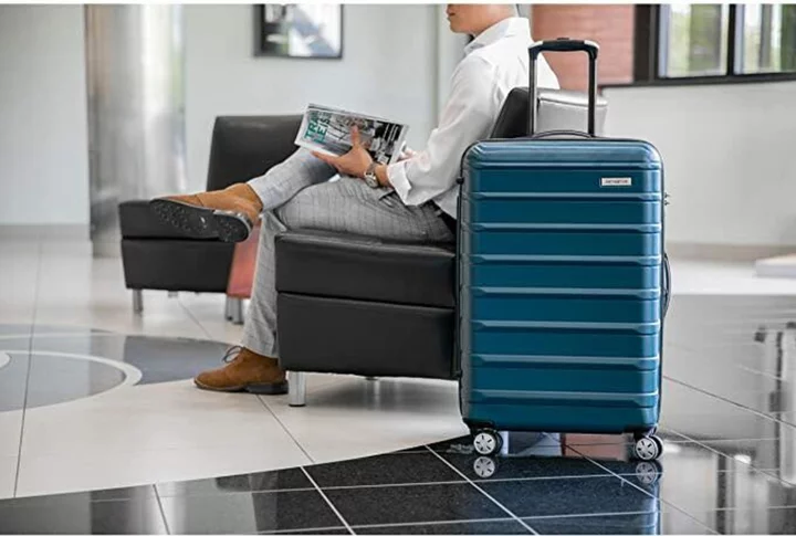 Your perfect travel companion: Grab Samsonite spinner luggage on sale at Amazon