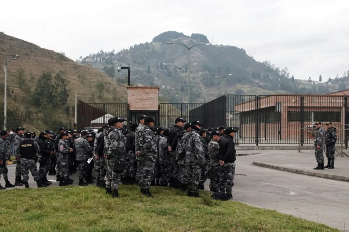 Ecuadoran inmates release 57 guards and police: prison authorities