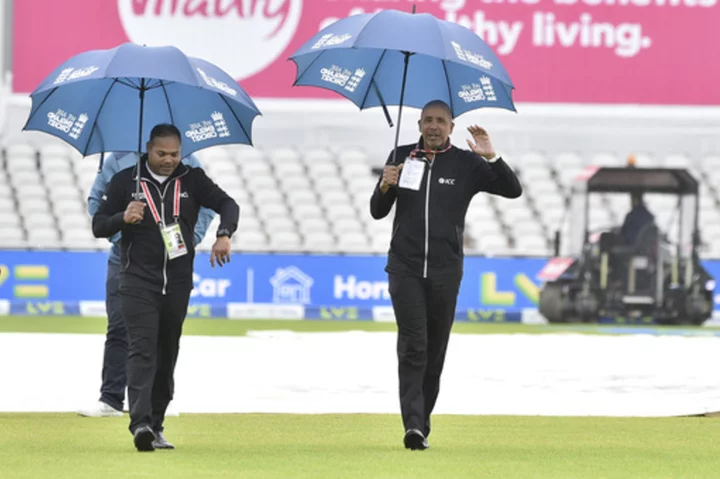 Rain delays start start of play on last day of 4th Ashes test