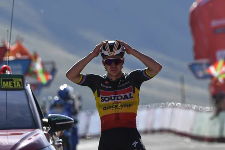 Evenepoel bounces back by winning Spanish Vuelta's 14th stage, Kuss keeps lead with 1 week left