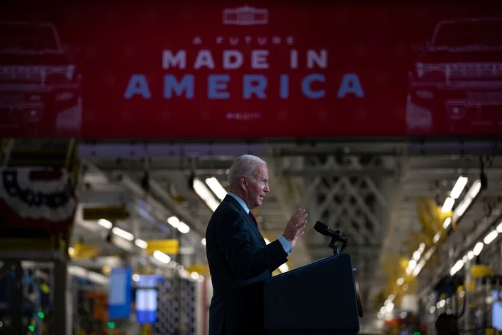 Biden Touts US ‘Factory Boom’ in Bid to Sell Voters on Economy