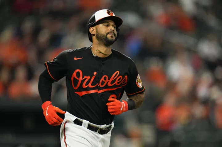 Orioles' Hyde says Hicks missed a hit-and-run sign when Henderson was caught stealing in Game 1