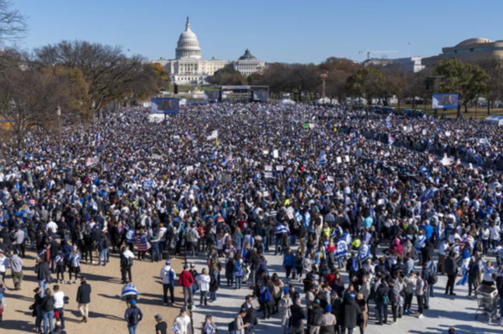 Tens of thousands of supporters of Israel rally in Washington, crying 'never again'