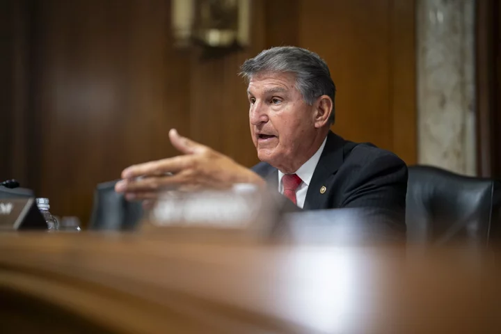 Manchin Slams Biden’s EV Tax Credit Rules as Soft on China