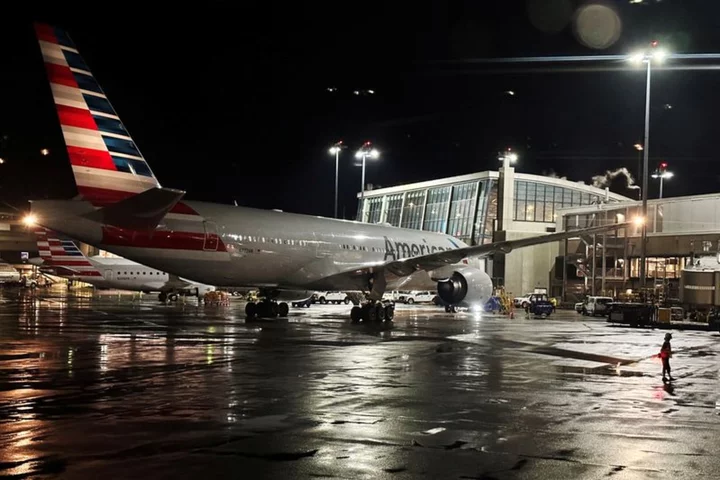 American Airlines pilots approve new contract -union