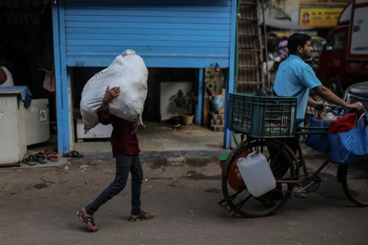 Slowdown Threatens Indian Economy Even as Its Rich Keep Spending