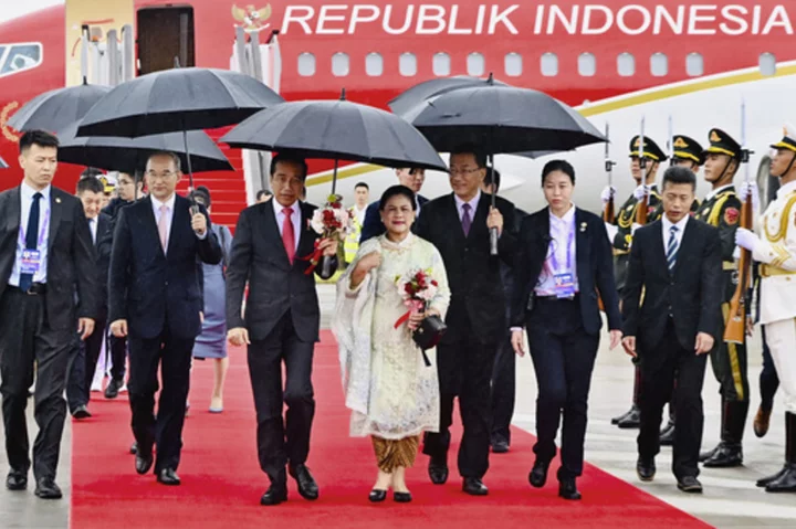 Presidents of Indonesia and China meet to discuss joint projects and regional politics