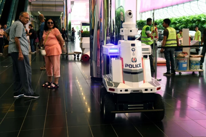 Singapore to put more police robots on the streets