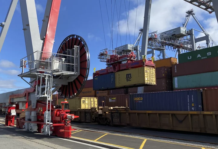 US Dockworkers Say They Won’t Unload Canada-Bound Cargo as Strike Continues