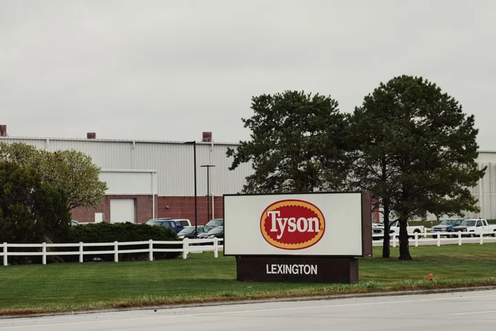 Moody’s Lowers Tyson’s Outlook Ahead of Refinancing Push