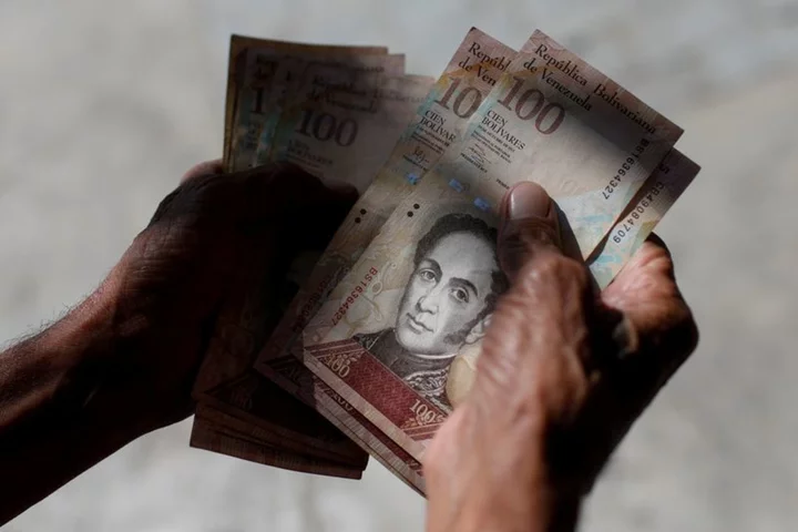 Small funds eyeing big gains pile on Venezuela debt