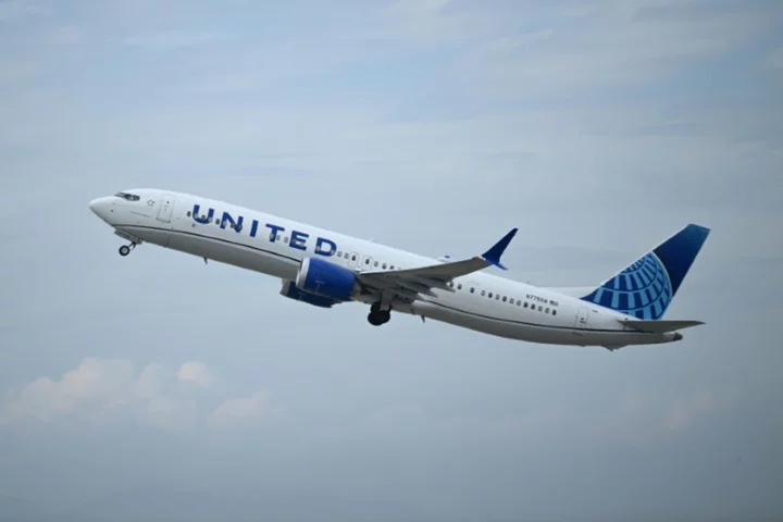 United orders 110 new planes from Boeing, Airbus