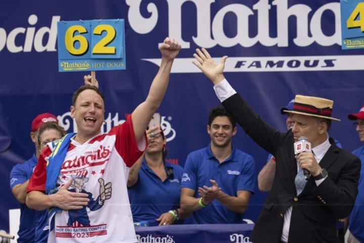 Joey Chestnut shakes off rain delay and defends title at Nathan's Fourth of July hot dog contest