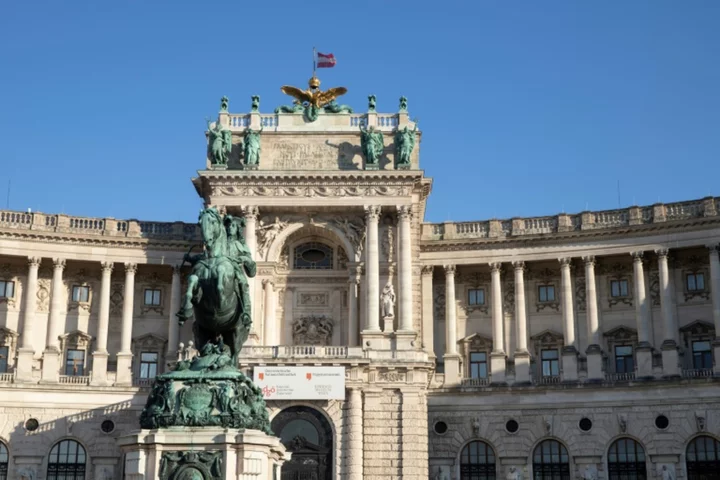 Vienna tour aims to demystify 'Hitler balcony' after far-right clip