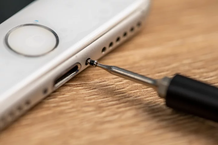 Apple to make repair tools for iPhones more widely available