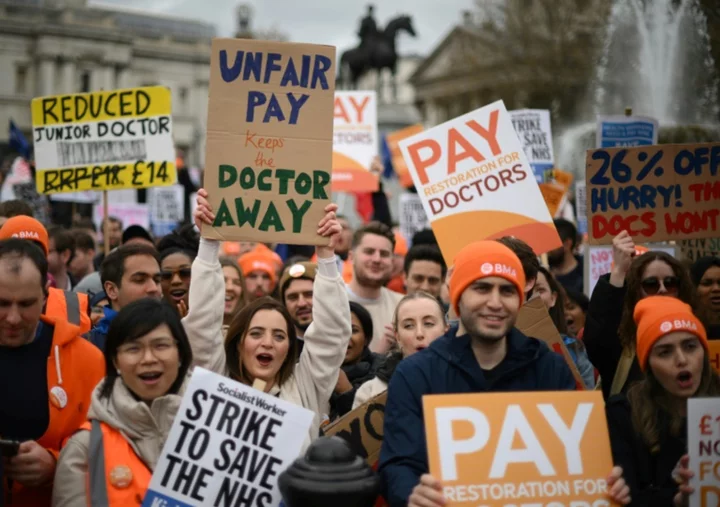 Hospital doctors in England stage 72-hour walkout