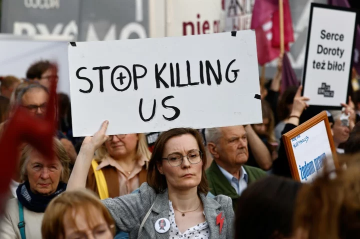 Poles protest restrictive abortion law after pregnant woman dies