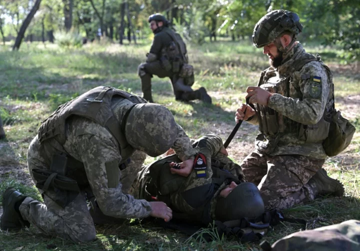 Ukrainian soldiers learn first aid near the front line