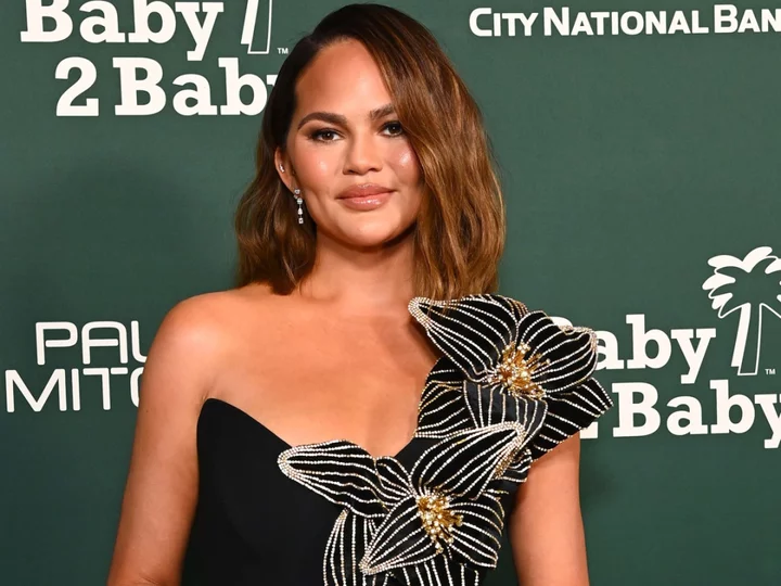 Chrissy Teigen has hilarious reaction to wardrobe malfunction at Baby2Baby Gala