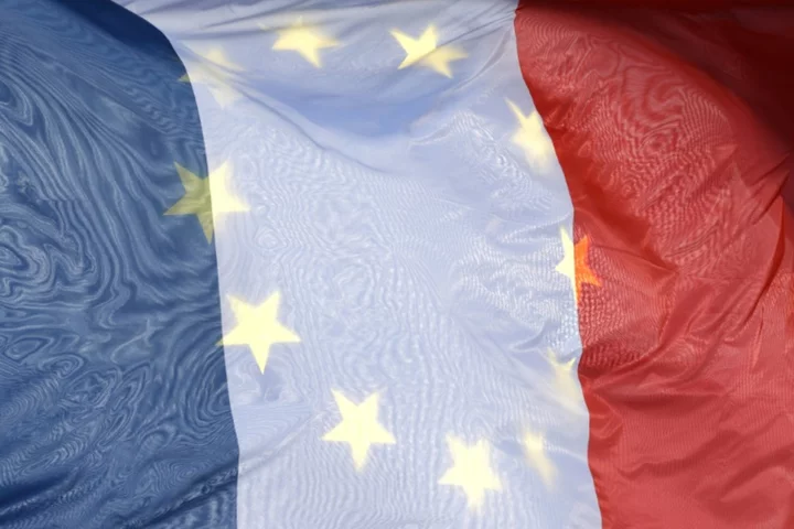 French MPs vote to require town halls to fly EU flag