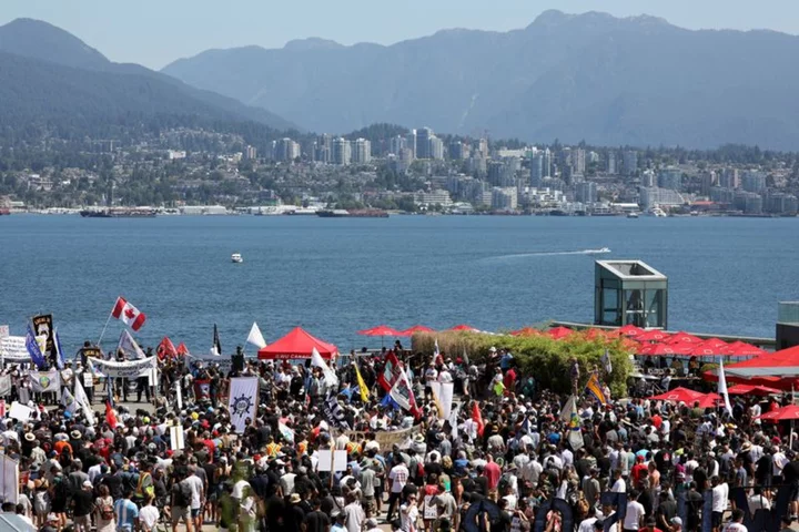 Canadian port strike talks resume, supported by federal mediators