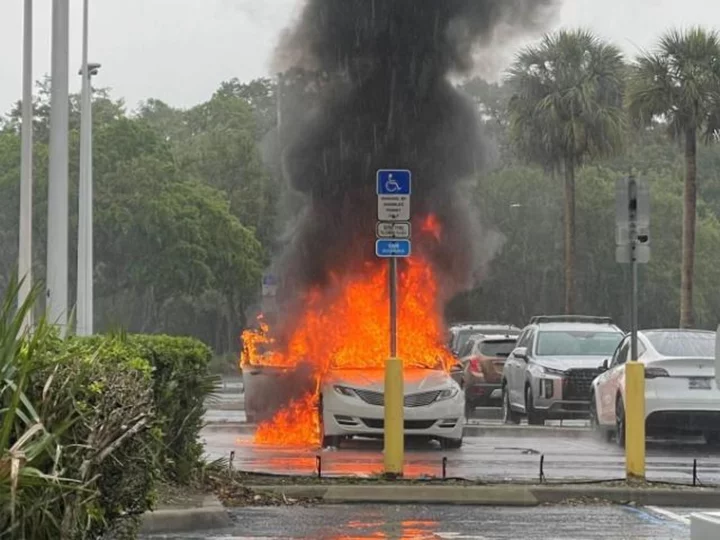 A Florida woman's car caught fire with her children inside while she allegedly shoplifted in a mall