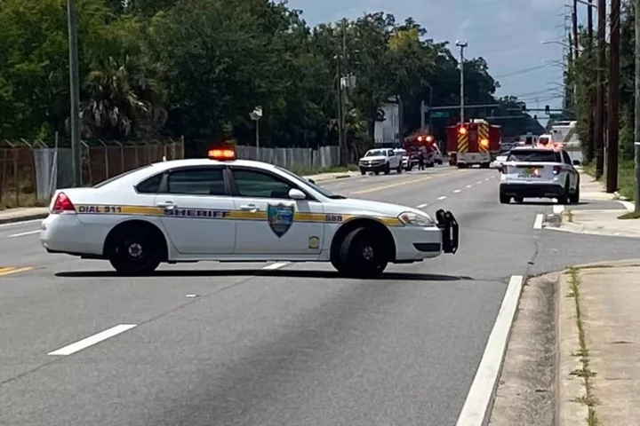 Multiple dead as active shooter barricades himself inside Florida Dollar General store