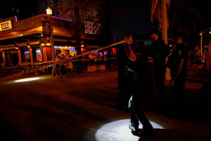 Florida boardwalk shooting – live: Manhunt under way after nine, including four children, injured in Hollywood