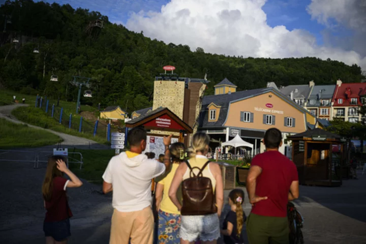 1 dead, 1 critically injured after being knocked from gondola at Quebec resort