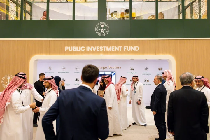 Saudi Wealth Fund Hires Banks for Second Bond Sale This Year