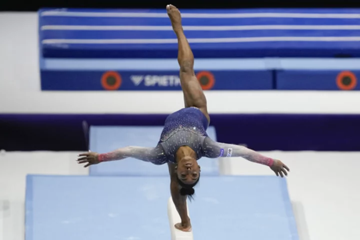 Simone Biles leads U.S. women to record 7th straight team title at gymnastics world championships