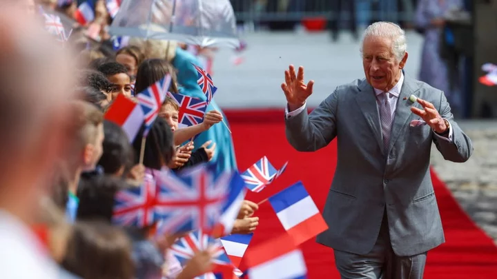 King finally gets to meet the crowds in Bordeaux