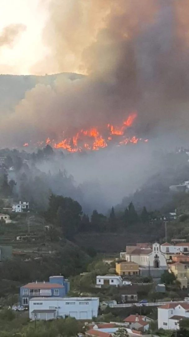 Thousands evacuated as Spanish island wildfire out of control