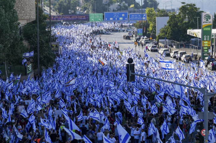 Hundreds of thousands march in Israel. Former security chiefs beg Netanyahu to halt legal overhaul