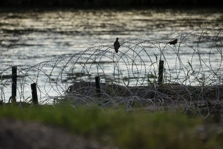 Judge orders federal agents to stop cutting Texas razor wire for now at busy Mexico border crossing