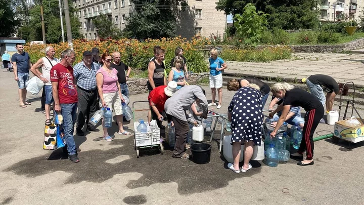 Ukraine war: Living without water in a town devastated by dam breach
