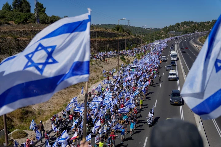 Thousands march on Jerusalem as former Israeli officials beg Netanyahu to halt legislation overhaul