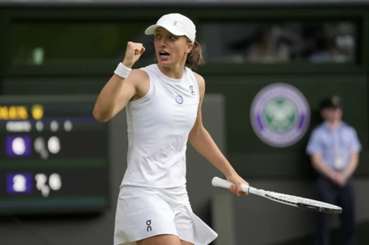 No. 1 Iga Swiatek comes back to beat Belinda Bencic and reach the Wimbledon quarterfinals