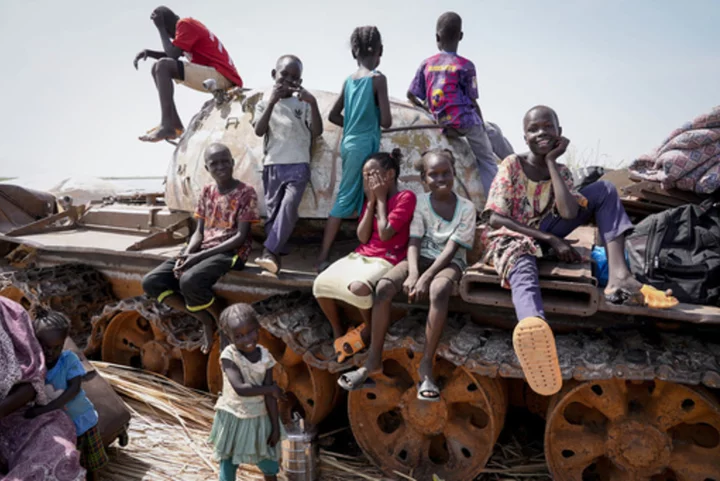 Thousands of exhausted South Sudanese head home, fleeing brutal conflict