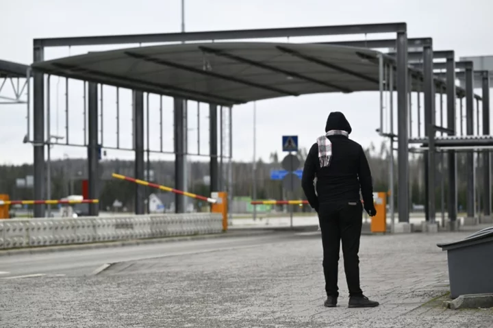 Finland to close border crossings with Russia over migrant influx