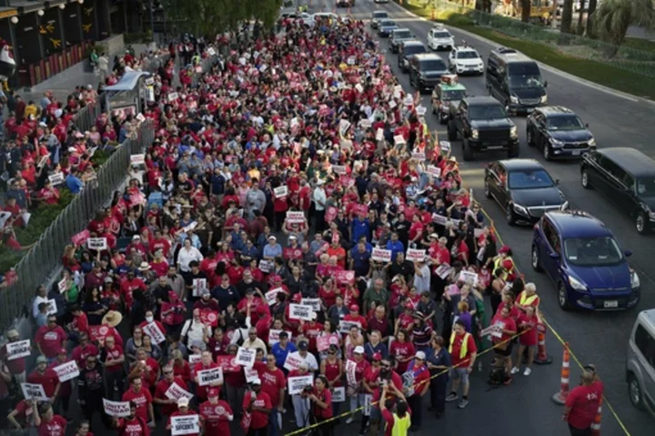 Las Vegas union hotel workers ratify Caesars contract