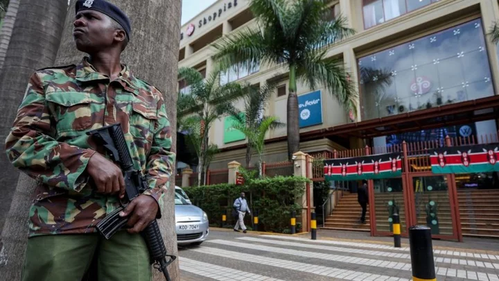 Kenya plans 40% police pay rise over three years