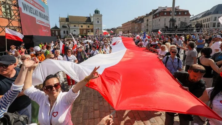 Poland protest: Hundreds of thousands demand change in Warsaw