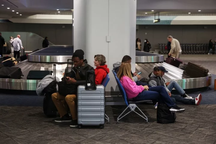 A Thanksgiving tradition returns: hectic travel in the US