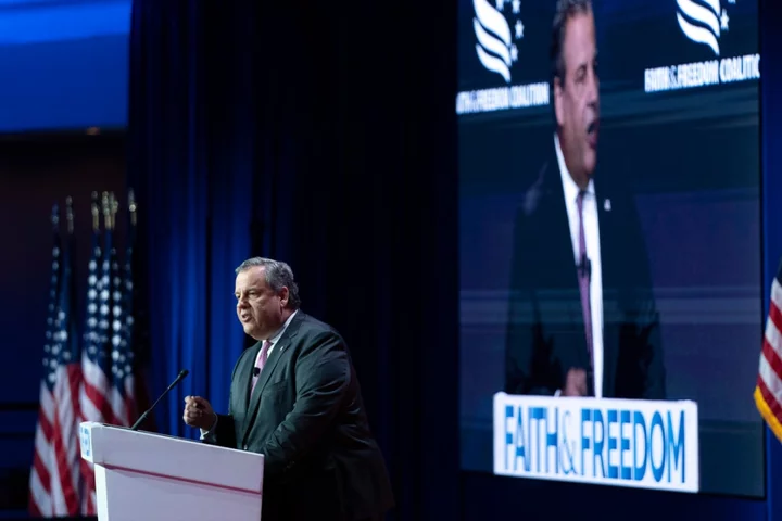 Chris Christie defiant as conservative crowd boos Trump criticism