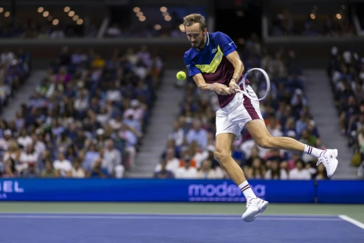 Medvedev halts Baez to reach US Open last 16