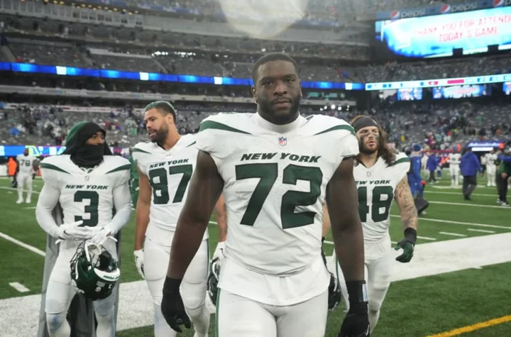 WATCH: Jets DT Micheal Clemons ejected for hitting ref in face