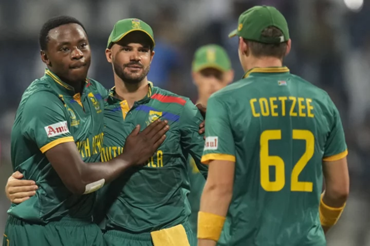 Quinton de Kock's century leads South Africa past Bangladesh at the Cricket World Cup